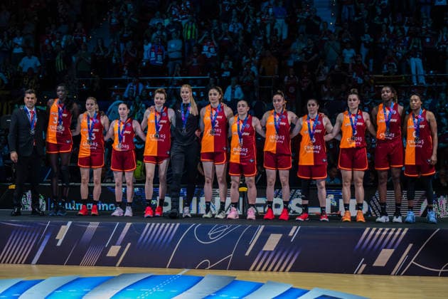 Zaragoza, Spain. 19 April 2026. The Galatasaray players on the podium after finishing second at the EuroLeague Women Final Six 2026 Final game, having lost against Fenerbahce Zaragoza Zaragoza Spain Copyright: xNanoxCalvox NN-EuroleagueFinal-C-169