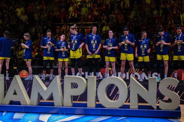 Zaragoza, Spain. 19 April 2026. The Fenerbahce players celebrate their victory against Galatasaray in the EuroLeague Women Final Six 2026 Zaragoza Zaragoza Spain Copyright: xNanoxCalvox NN-EuroleagueFinal-C-174