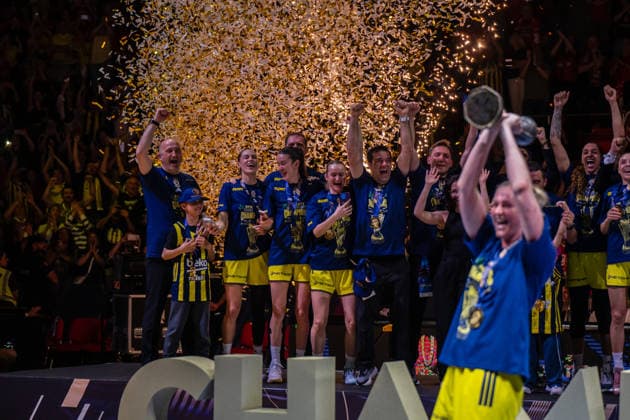 Zaragoza, Spain. 19 April 2026. The Fenerbahce players celebrate their victory against Galatasaray in the EuroLeague Women Final Six 2026 Zaragoza Zaragoza Spain Copyright: xNanoxCalvox NN-EuroleagueFinal-C-181