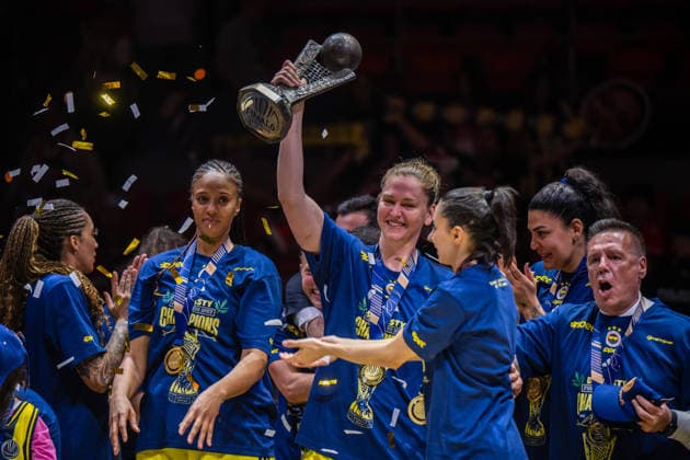 Zaragoza, Spain. 19 April 2026. The Fenerbahce players celebrate their victory against Galatasaray in the EuroLeague Women Final Six 2026 Zaragoza Zaragoza Spain Copyright: xNanoxCalvox NN-EuroleagueFinal-C-192