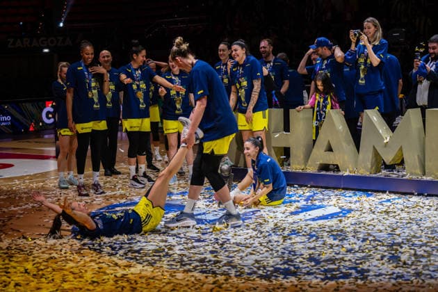Zaragoza, Spain. 19 April 2026. The Fenerbahce players celebrate their victory against Galatasaray in the EuroLeague Women Final Six 2026 Zaragoza Zaragoza Spain Copyright: xNanoxCalvox NN-EuroleagueFinal-C-194