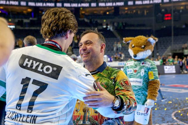 19 04 2026, xsscx, Handball, DHB Pokal Lidl Final4, Match for 3rd place, TBV Lemgo Lippe SC Magdeburg, Season 2025 2026 Men, Lanxess Arena, Cologne Bob Hanning Managing Director Füchse Berlin with Nils Lichtlein Füchse Berlin 17 after winning the DHB Pokal Photo xSandraxScherningxPressefotoKochx Nordrhein Westfalen Germany