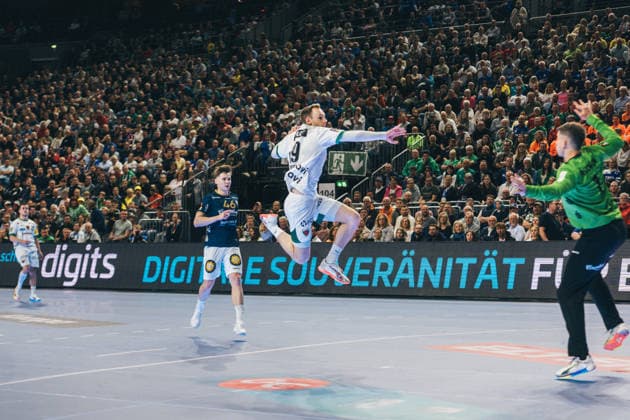 19 4 2026, Handball, Lidl, Final Four, Final, Final, Cologne, Lanxess Arena, Bergischer HC, Füchse Berlin, 2026 Mathias Gidsel Berlin throws against Lukas Diedrich bergischer HC Lanxess Arena, Cologne North Rhine-Westphalia Germany P1026262-2