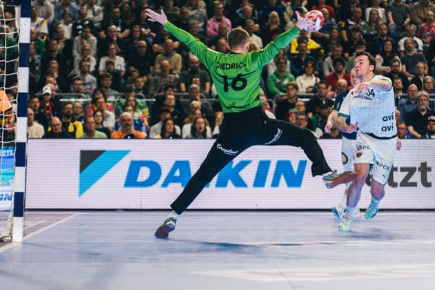 19 4 2026, Handball, Lidl, Final Four, Final, Final, Cologne, Lanxess Arena, Bergischer HC, Füchse Berlin, 2026 Lukas Diedrich Bergischer HC holds a throw from Av Teigum Hakun West Berlin Lanxess Arena, Cologne North Rhine-Westphalia Germany P1026041-2