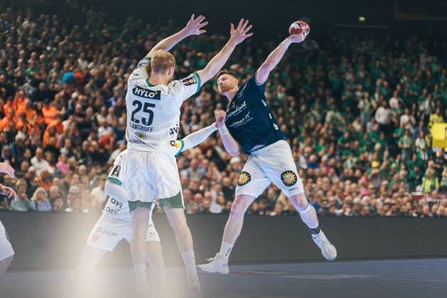 19 4 2026, Handball, Lidl, Final Four, Final, Final, Cologne, Lanxess Arena, Bergischer HC, Füchse Berlin, 2026 Johannes Wasielewski Bergischer HC throws against the block of Matthias Langhoff Berlin Lanxess Arena, Cologne North Rhine-Westphalia Germany P1026146-2
