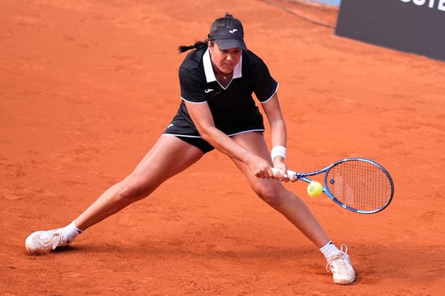 April 20, 2026, Madrid, Madrid, Spain: Ruth Roura Llaverias of Spain in action against Dominika Salkova of Czech Republic during the Mutua Madrid Open 2026, ATP, Tennis Herren Masters 1000 and WTA, Tennis Damen 1000, at La Caja Magica on April 20, 2026 in Madrid, Spain. Mutua Madrid Open 2026 - Day 1 - ZUMAa181 20260420_zaa_a181_022 Copyright: xDennisxAgyemanx