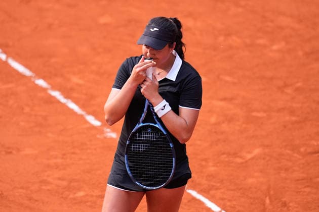 April 20, 2026, Madrid, Madrid, Spain: Ruth Roura Llaverias of Spain reacts against Dominika Salkova of Czech Republic during the Mutua Madrid Open 2026, ATP, Tennis Herren Masters 1000 and WTA, Tennis Damen 1000, at La Caja Magica on April 20, 2026 in Madrid, Spain. Madrid Spain - ZUMAa181 20260420_zaa_a181_018 Copyright: xDennisxAgyemanx