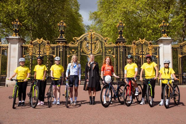 Tour de France 2027 Grand Depart Route Reveal Picture by Charlie Forgham-Bailey SWpix.com - 20 04 2026 - Cycling - Tour de France Femmes avec Zwift 2027 Grand Depart Route Reveal - Canada Gate, London, England - (L to R) Cat Ferguson (Movistar Team) Tour de France Femmes avec Zwift Race Director, Marion Rousse Flora Perkins (Fenix Premier Tech) Pictured with children from Let™s get active Copyright: x xSWpix.comx(t axPhotographyxHubxLtd)xCharliexForgham-Bailey SWpix.comx SWP-3030-12921