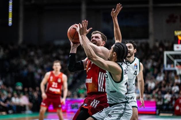 Andreas Obst FC Bayern Muenchen Basketball in duel with Jordan Roland Gladiators Trier , Vet Concept Gladiators Trier vs FC Bayern Muenchen Basketball , Basketball, easyCredit BBL, Matchday 30, Season 2025 2026, 20 04 2026 Vet Concept Gladiators Trier vs FC Bayern Muenchen Basketball , Basketball, easyCredit BBL, Matchday 30, Season 2025 2026, 20 04 2026 Copyright: xEibner-Pressefoto AlexanderxNeisx EP_ANS
