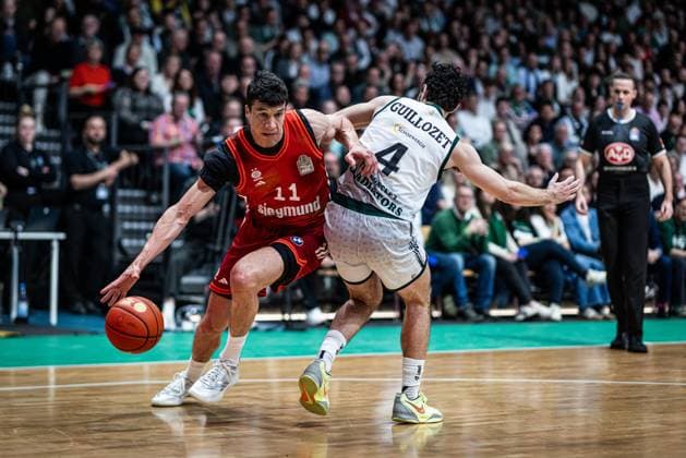 Valdimir Lucic FC Bayern Muenchen Basketball in a duel with Clayton Guillozet Gladiators Trier , Vet Concept Gladiators Trier vs FC Bayern Muenchen Basketball , Basketball, easyCredit BBL, Matchday 30, Season 2025 2026, 20 04 2026 Vet Concept Gladiators Trier vs FC Bayern Muenchen Basketball , Basketball, easyCredit BBL, Matchday 30, Season 2025 2026, 20 04 2026 Copyright: xEibner-Pressefoto AlexanderxNeisx EP_ANS