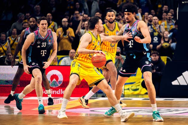 Sam Griesel Alba Berlin, 05 , Michael Kessens Telekom Baskets Bonn, 06 , GER, ALBA Berlin vs Telekom Baskets Bonn, Basketball Men, easy Credit BBL, Season 2025 2026, Matchday 30, 20 04 2026 GER, ALBA Berlin vs Telekom Baskets Bonn, Basketball Men, easy Credit BBL, Season 2025 2026, Matchday 30, 20 04 2026 Berlin Copyright: xClaudiusxRauch,xEibner-Pressefotox xClaudiusxRauchx EP_CRH
