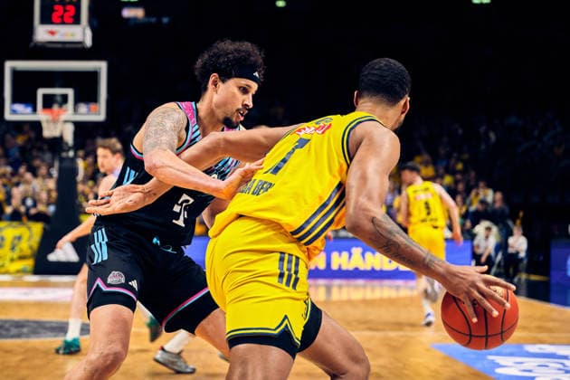 Michael Kessens Telekom Baskets Bonn, 06 , Norris Agbakoko Alba Berlin, 17 , GER, ALBA Berlin vs Telekom Baskets Bonn, Basketball Men, easy Credit BBL, Season 2025 2026, Matchday 30, 20 04 2026 GER, ALBA Berlin vs Telekom Baskets Bonn, Basketball Men, easy Credit BBL, Season 2025 2026, Matchday 30, 20 04 2026 Berlin Copyright: xClaudiusxRauch,xEibner-Pressefotox xClaudiusxRauchx EP_CRH