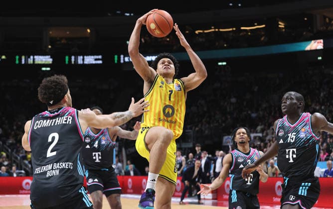 Alijah Comithier, Jack Kayil on the ball duel Match scene Action Sport Basketball BBL Bundesliga Men 30 Matchday Season 2025 2026 20 04 2026 ALBA Berlin vs Telekom Baskets Bonn