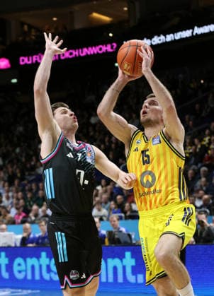 Grayson Murphy, Martin Hermannsson on the ball duel Game scene Action Sport Basketball BBL Bundesliga Men 30 Matchday Season 2025 2026 20 04 2026 ALBA Berlin vs Telekom Baskets Bonn