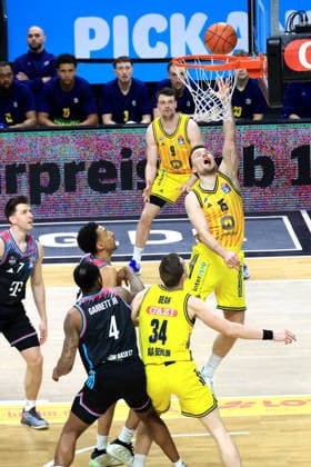 DEU, easyCredit BBL, ALBA vs Telekom Baskets Bonn, 20 04 2026, Uber Arena, Berlin, DEU, easyCredit BBL, ALBA vs Telekom Baskets Bonn, pictured Martin Hermannsson ALBA Berlin 15 , Justin Bean ALBA Berlin 34 , Grayson Murphy Telekom Baskets Bonn 7 , Joel Aminu Telekom Baskets Bonn 21 , Jeff Garrett Jr Telekom Baskets Bonn 4 nordphotoxGmbHx xEngler nph00076
