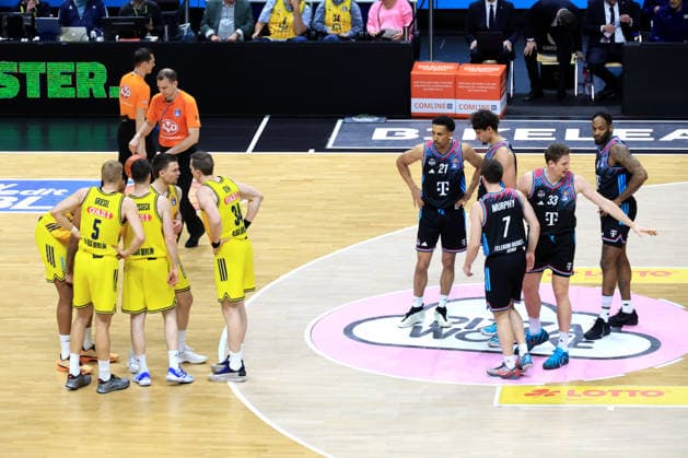 DEU, easyCredit BBL, ALBA vs Telekom Baskets Bonn, 20 04 2026, Uber Arena, Berlin, DEU, easyCredit BBL, ALBA vs Telekom Baskets Bonn, in the picture ALBA players circle, Bonn players circle nordphotoxGmbHx xEngler nph00076