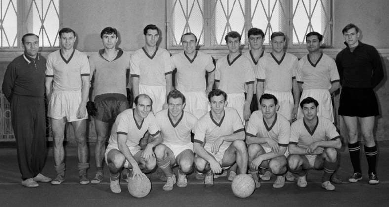 Moscow, USSR. Lokomotiv Moscow footballers. Lower row (L-R): V. Bubukin, Yu. Dudkin, V. Belyakov, I. Chernikov, F. Fakhurdinov. Upper row: coach V. Panfilov, I. Morgunov, V. Maslachenko, V. Maryshko, V. Yemyshev, V. Spiridonov, I. Sorokin, Ye. Rogov, S. Kananin. Vladimir Lagranzh TASS  32428979