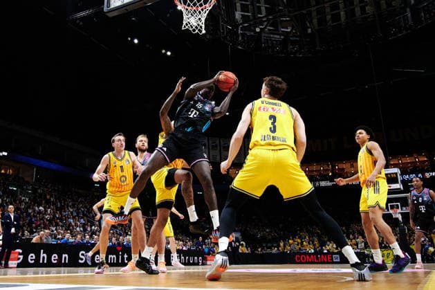 Kur Jongkuch Telekom Baskets Bonn, 15 , Alex O Connell Alba Berlin, 03 , GER, ALBA Berlin vs Telekom Baskets Bonn, Basketball Men, easy Credit BBL, Season 2025 2026, Matchday 30, 20 04 2026 GER, ALBA Berlin vs Telekom Baskets Bonn, Basketball Men, easy Credit BBL, Season 2025 2026, Matchday 30, 20 04 2026 Berlin Copyright: xClaudiusxRauch,xEibner-Pressefotox xClaudiusxRauchx EP_CRH