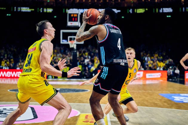 Justin Bean Alba Berlin, 34 , Jeff Garrett Jr Telekom Baskets Bonn, 04 , GER, ALBA Berlin vs Telekom Baskets Bonn, Basketball Men, easy Credit BBL, Season 2025 2026, Matchday 30, 20 04 2026 GER, ALBA Berlin vs Telekom Baskets Bonn, Basketball Men, easy Credit BBL, Season 2025 2026, Matchday 30, 20 04 2026 Berlin Copyright: xClaudiusxRauch,xEibner-Pressefotox xClaudiusxRauchx EP_CRH