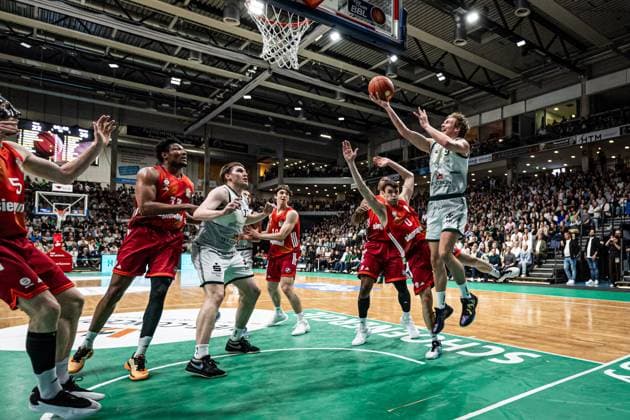 Marco Hollersbacher Gladiators Trier in a duel with Neno Dimitrijevic FC Bayern Muenchen Basketball , Vet Concept Gladiators Trier vs FC Bayern Muenchen Basketball , Basketball, easyCredit BBL, Matchday 30, Season 2025 2026, 20 04 2026 Vet Concept Gladiators Trier vs FC Bayern Muenchen Basketball , Basketball, easyCredit BBL, Matchday 30, Season 2025 2026, 20 04 2026 Copyright: xEibner-Pressefoto AlexanderxNeisx EP_ANS