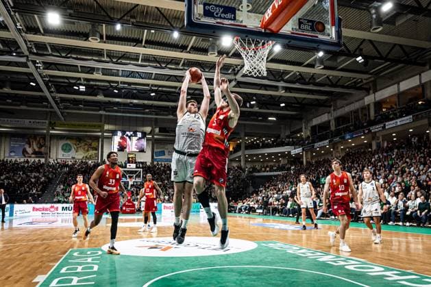 Marten Linssen Gladiators Trier in a duel with Niels Giffey FC Bayern Muenchen Basketball , Vet Concept Gladiators Trier vs FC Bayern Muenchen Basketball , Basketball, easyCredit BBL, Matchday 30, Season 2025 2026, 20 04 2026 Vet Concept Gladiators Trier vs FC Bayern Muenchen Basketball , Basketball, easyCredit BBL, Matchday 30, Season 2025 2026, 20 04 2026 Copyright: xEibner-Pressefoto AlexanderxNeisx EP_ANS