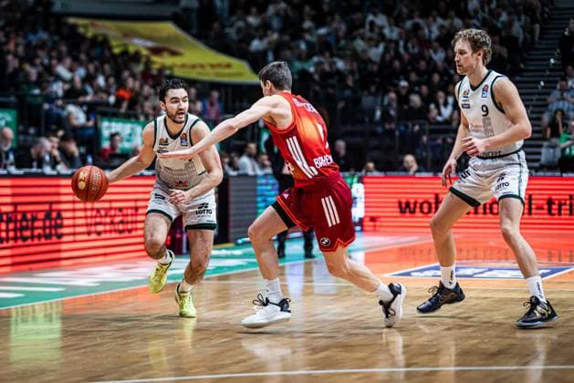Clayton Guillozet Gladiators Trier in a duel with Neno Dimitrijevic FC Bayern Muenchen Basketball , Vet Concept Gladiators Trier vs FC Bayern Muenchen Basketball , Basketball, easyCredit BBL, Matchday 30, Season 2025 2026, 20 04 2026 Vet Concept Gladiators Trier vs FC Bayern Muenchen Basketball , Basketball, easyCredit BBL, Matchday 30, Season 2025 2026, 20 04 2026 Copyright: xEibner-Pressefoto AlexanderxNeisx EP_ANS
