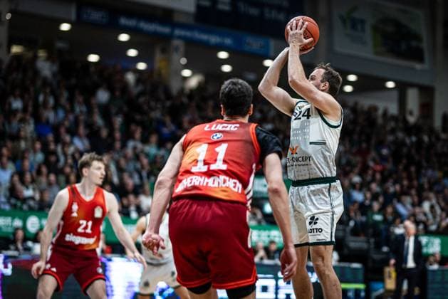 JJ Mann Gladiators Trier in duel with Valdimir Lucic FC Bayern Muenchen Basketball , Vet Concept Gladiators Trier vs FC Bayern Muenchen Basketball , Basketball, easyCredit BBL, Matchday 30, Season 2025 2026, 20 04 2026 Vet Concept Gladiators Trier vs FC Bayern Muenchen Basketball , Basketball, easyCredit BBL, Matchday 30, Season 2025 2026, 20 04 2026 Copyright: xEibner-Pressefoto AlexanderxNeisx EP_ANS