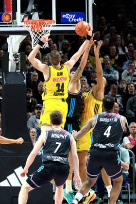DEU, easyCredit BBL, ALBA vs Telekom Baskets Bonn, 20 04 2026, Uber Arena, Berlin, DEU, easyCredit BBL, ALBA vs Telekom Baskets Bonn, in the picture Justin Bean ALBA Berlin 34 , Norris Agbakoko ALBA Berlin 17 , Michael Kessens Telekom Baskets Bonn 6 nordphotoxGmbHx xEngler nph00076
