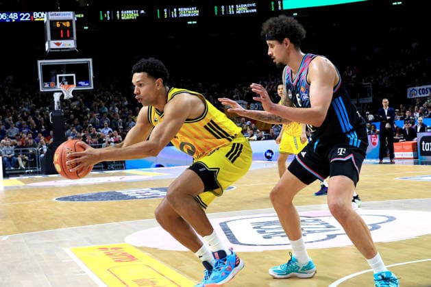 DEU, easyCredit BBL, ALBA vs Telekom Baskets Bonn, 20 04 2026, Uber Arena, Berlin, DEU, easyCredit BBL, ALBA vs Telekom Baskets Bonn, in the picture Michael Rataj ALBA Berlin 21 , Michael Kessens Telekom Baskets Bonn 6 nordphotoxGmbHx xEngler nph00076