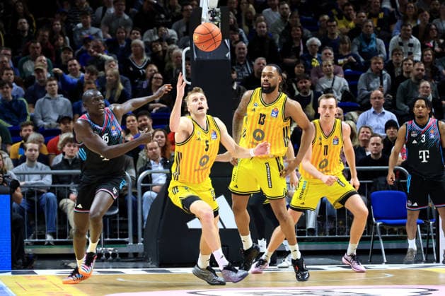 DEU, easyCredit BBL, ALBA vs Telekom Baskets Bonn, 20 04 2026, Uber Arena, Berlin, DEU, easyCredit BBL, ALBA vs Telekom Baskets Bonn, pictured Sam Griesel ALBA Berlin 5 , J Wan Roberts ALBA Berlin 13 , Moses Wood ALBA Berlin 11 , Kur Jongkuch Telekom Baskets Bonn 15 nordphotoxGmbHx xEngler nph00076