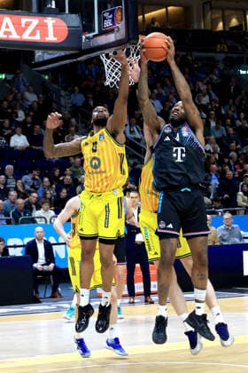 DEU, easyCredit BBL, ALBA vs Telekom Baskets Bonn, 20 04 2026, Uber Arena, Berlin, DEU, easyCredit BBL, ALBA vs Telekom Baskets Bonn, pictured J Wan Roberts ALBA Berlin 13 , Jeff Garrett Jr Telekom Baskets Bonn 4 nordphotoxGmbHx xEngler nph00076