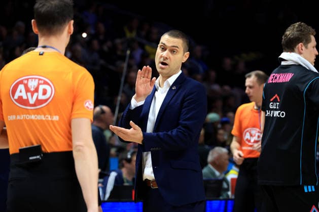 DEU, easyCredit BBL, ALBA vs Telekom Baskets Bonn, 20 04 2026, Uber Arena, Berlin, DEU, easyCredit BBL, ALBA vs Telekom Baskets Bonn, in the picture head coach Marko Stankovic Telekom Baskets Bonn , referee nordphotoxGmbHx xEngler nph00076
