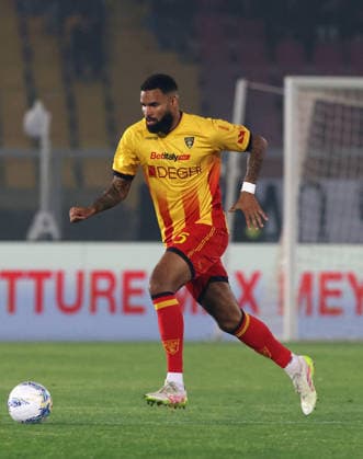 April 20, 2026, Lecce, Italia: US Lecce s Jamil Siebert in action during the Italian Serie A soccer match US Lecce - ACF Fiorentina at the Via del Mare stadium in Lecce, Italy, 20 april 2026. ANSA ABBONDANZA SCURO LEZZI. Serie A: Lecce - Fiorentina  - ZUMAa110 20260420_zaf_a110_065 Copyright: xAbbondanzaxScuroxLezzix