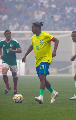 Mexico v Brazil Legends Exhibition Match Brazilian former football player Ronaldinho runs with the ball during the legends exhibition football match between Mexico and Brazil at Estadio Banorte. on April 19, 2026, 2026 in Mexico City, Mexico. (Photo by Ian Robles Eyepix Group) Copyright: xIanxRobles xEyepixxGroupx EL_19042026_181081JPEG