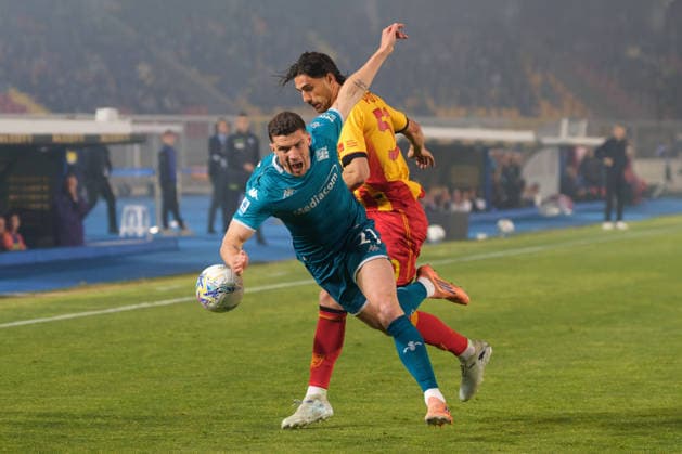 Robin Gosens of ACF Fiorentina in action against Santiago Pierotti of US Lecce during US Lecce vs ACF Fiorentina, Italian soccer Serie A match in Lecce, Italy, April 20 2026  Copyright: xEmmanuelexMastrodonato IPAxSportx xipa-agency.netx xx IPA_74108696 IPA_Agency_IPA74108696