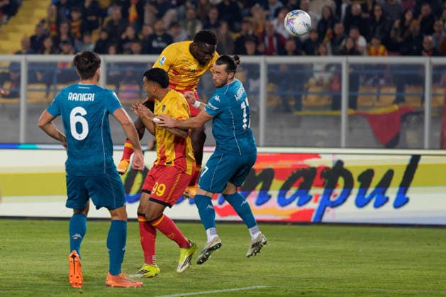 Konan N Dri of US Lecce in action against Jack Harrison of ACF Fiorentina during US Lecce vs ACF Fiorentina, Italian soccer Serie A match in Lecce, Italy, April 20 2026  Copyright: xEmmanuelexMastrodonato IPAxSportx xipa-agency.netx xx IPA_74108702 IPA_Agency_IPA74108702
