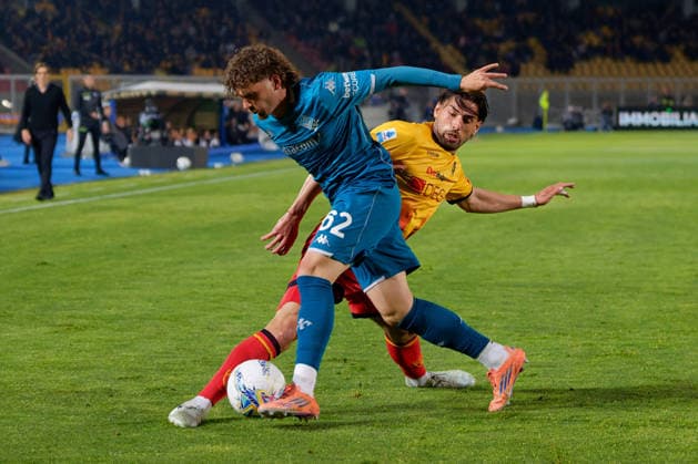 Luis Balbo of ACF Fiorentina in action against Santiago Pierotti of US Lecce during US Lecce vs ACF Fiorentina, Italian soccer Serie A match in Lecce, Italy, April 20 2026  Copyright: xEmmanuelexMastrodonato IPAxSportx xipa-agency.netx xx IPA_74108703 IPA_Agency_IPA74108703