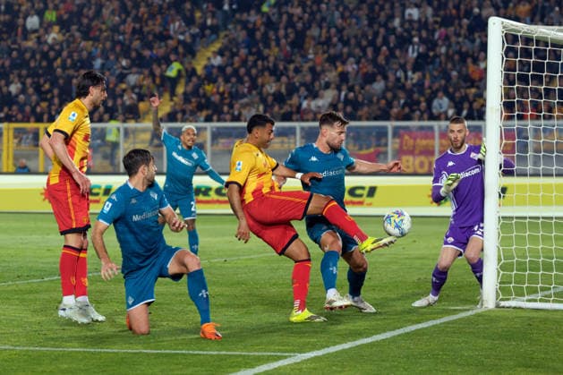 Walid Cheddira of US Lecce in action against Marin Pongracic of ACF Fiorentina during US Lecce vs ACF Fiorentina, Italian soccer Serie A match in Lecce, Italy, April 20 2026  Copyright: xEmmanuelexMastrodonato IPAxSportx xipa-agency.netx xx IPA_74108704 IPA_Agency_IPA74108704