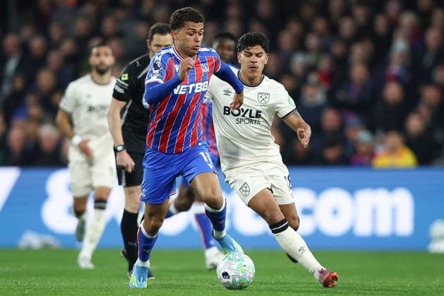 Crystal Palace v West Ham United, Premier League Mateus Fernandes of West Ham United pressures Brennan Johnson of Crystal Palace during the Crystal Palace v West Ham United Premier League match at Selhurst Park, London, England on 20 April 2026 Credit: Ian Stephen Every Second Media Editorial use only. All images are copyright Every Second Media Limited. No images may be reproduced without prior permission. All rights reserved. Premier League and Football League images are subject to licensing agreements with Football DataCo Limited. see https: www.football-dataco.com Copyright: xIMAGO EveryxSecondxMediax ESM-1921-0016 IanxStephenx xEveryxSecondxMediax