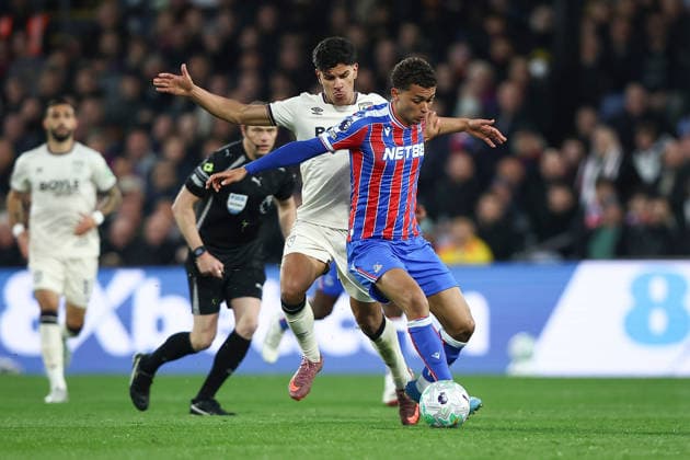 Crystal Palace v West Ham United, Premier League Mateus Fernandes of West Ham United pressures Brennan Johnson of Crystal Palace during the Crystal Palace v West Ham United Premier League match at Selhurst Park, London, England on 20 April 2026 Credit: Ian Stephen Every Second Media Editorial use only. All images are copyright Every Second Media Limited. No images may be reproduced without prior permission. All rights reserved. Premier League and Football League images are subject to licensing agreements with Football DataCo Limited. see https: www.football-dataco.com Copyright: xIMAGO EveryxSecondxMediax ESM-1921-0017 IanxStephenx xEveryxSecondxMediax