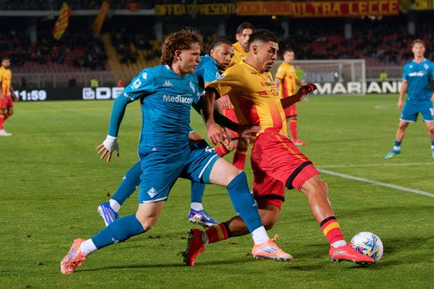 CALCIO - Serie A - US Lecce vs ACF Fiorentina Danilo Veiga of US Lecce in action against Luis Balbo of ACF Fiorentina during US Lecce vs ACF Fiorentina, Italian soccer Serie A match in Lecce, Italy, April 20 2026 Lecce Italy  Copyright: xIPAxSport ABACAx