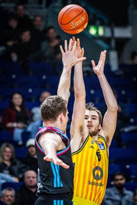 Basketball Berlin 20 04 2026 Season 2025 2026 EasyCredit BBL 1 Bundesliga Men, Men Alba Berlin Telekom Baskets Bonn Malte Delow Alba Berlin, No 06