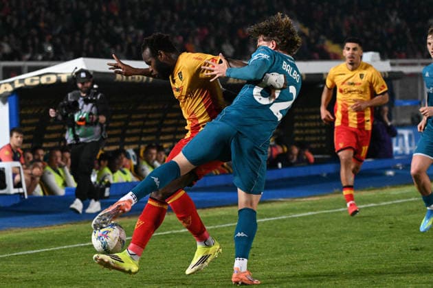 Coulibaly Lassana (Us Lecce) against Luis Francisco Balbo Vieira (Ac Fiorentina) during US Lecce vs ACF Fiorentina, Italian soccer Serie A match in Lecce, Italy, April 20 2026  Copyright: xPasqualexGolia IPAxSportx xipa-agency.netx xx IPA_74108779 IPA_Agency_IPA74108779