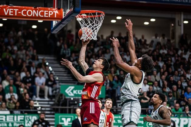 Valdimir Lucic FC Bayern Muenchen Basketball in duel with George King Gladiators Trier , Vet Concept Gladiators Trier vs FC Bayern Muenchen Basketball , Basketball, easyCredit BBL, Matchday 30, Season 2025 2026, 20 04 2026 Vet Concept Gladiators Trier vs FC Bayern Muenchen Basketball , Basketball, easyCredit BBL, Matchday 30, Season 2025 2026, 20 04 2026 Copyright: xEibner-Pressefoto AlexanderxNeisx EP_ANS