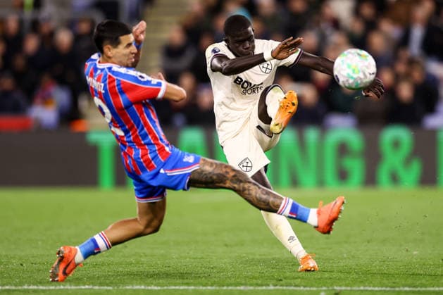 Crystal Palace gegen West Ham United 20 April 2026, London Premier League Fußball Crystal Palace gegen West Ham United El Hadji Malick Diouf von West Ham United und Daniel Munoz von Crystal Palace Foto Jacques Feeney Abseits London UK  Copyright: xJacquesxFeeneyx xOffsidexOffside