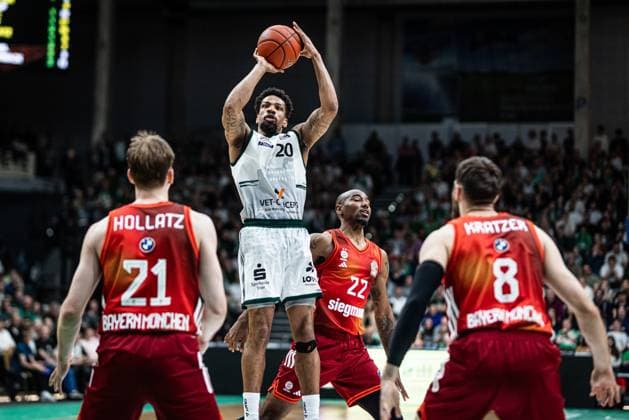 Urald King Gladiators Trier in a duel with Justus Hollarz FC Bayern Muenchen Basketball , Leon Kratzer FC Bayern Muenchen Basketball , Vet Concept Gladiators Trier vs FC Bayern Muenchen Basketball , Basketball, easyCredit BBL, Matchday 30, Season 2025 2026, 20 04 2026 Vet Concept Gladiators Trier vs FC Bayern Muenchen Basketball , Basketball, easyCredit BBL, Matchday 30, Season 2025 2026, 20 04 2026 Copyright: xEibner-Pressefoto AlexanderxNeisx EP_ANS