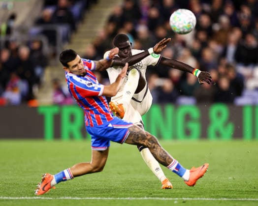 Crystal Palace gegen West Ham United 20 April 2026, London Premier League Fußball Crystal Palace gegen West Ham United El Hadji Malick Diouf von West Ham United und Daniel Munoz von Crystal Palace Foto Jacques Feeney Abseits London UK  Copyright: xJacquesxFeeneyx xOffsidexOffside
