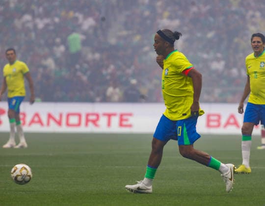 April 20, 2026, Mexico City, Ciudad de Mexico, Mexico: Brazilian former football player Ronaldinho runs with the ball during the legends exhibition football match between Mexico and Brazil at Estadio Banorte. on April 19, 2026, 2026 in Mexico City, Mexico. Mexico City Mexico - ZUMAe321 20260420_zsa_e321_005 Copyright: xIanxRoblesx