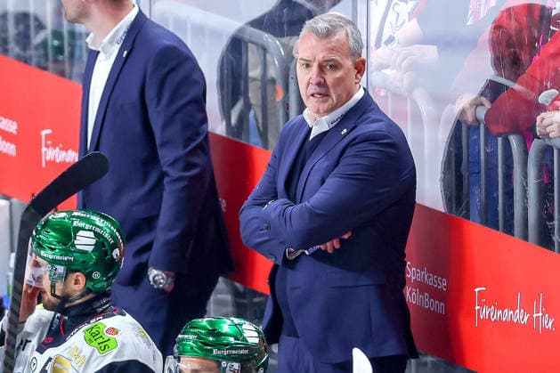20.04.2026, Eishockey, DEL Halbfinale Play-Offs, Kölner Haie - Eisbären Berlin, Spiel 6, Lanxess-Arena Köln: Cheftrainer Serge Aubin (Eisbären Berlin hc) gestikulierend am Spielfeldrand Nordrhein-Westfalen Deutschland *** 20 04 2026, Ice field hockey, DEL semi-final play offs, Kölner Haie Eisbären Berlin, Game 6, Lanxess Arena Cologne Head coach Serge Aubin Eisbären Berlin hc gesticulating on the sidelines North Rhine-Westphalia Germany