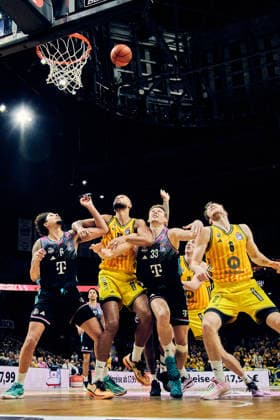 Michael Kessens Telekom Baskets Bonn, 06 , Norris Agbakoko Alba Berlin, 17 , Patrick Heckmann Telekom Baskets Bonn, 33 , Malte Delow Alba Berlin, 06 , GER, ALBA Berlin vs Telekom Baskets Bonn, Basketball Men, easy Credit BBL, Season 2025 2026, Matchday 30, 20 04 2026 GER, ALBA Berlin vs Telekom Baskets Bonn, Basketball Men, easy Credit BBL, Season 2025 2026, Matchday 30, 20 04 2026 Berlin Copyright: xClaudiusxRauch,xEibner-Pressefotox xClaudiusxRauchx EP_CRH